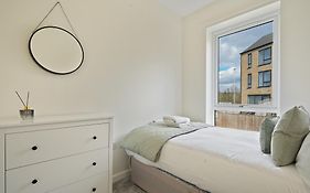 Mersey Way, Spacious 3 Bed Home, Close To Sheffield City Centre & Free Driveway Parking - Perfect For Workers, Groups & Families - Hosted By Stay Host Save